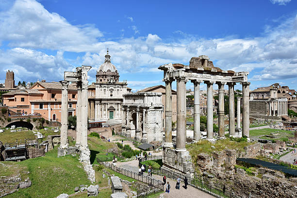 римский форум разоряет - roman column arch pedestrian walkway стоковые фото и изображения