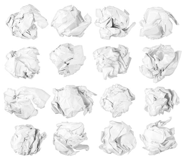 boules de papier isolées - paper crumpled white crushed photos et images de collection