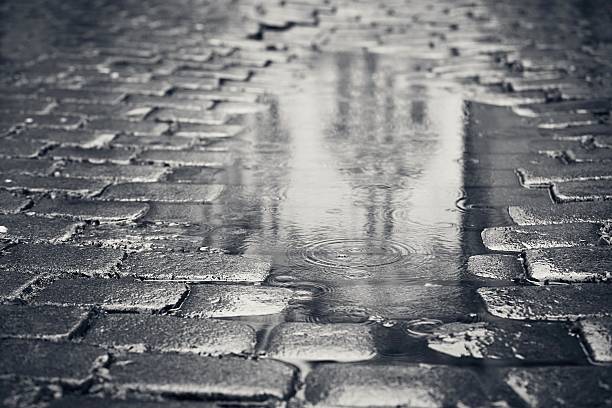 jour de pluie  - water puddle photos et images de collection