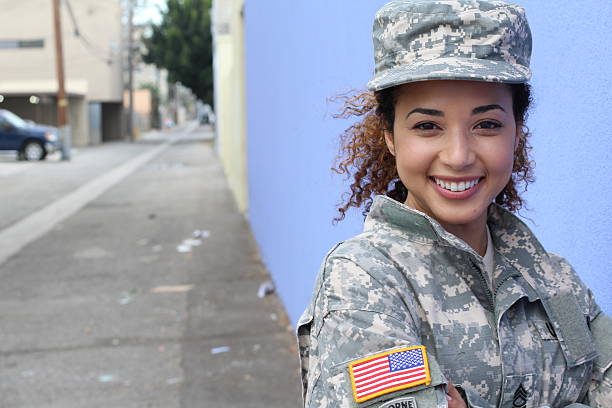 feliz mulher soldado do exército étnica saudável - marines military veteran armed forces imagens e fotografias de stock