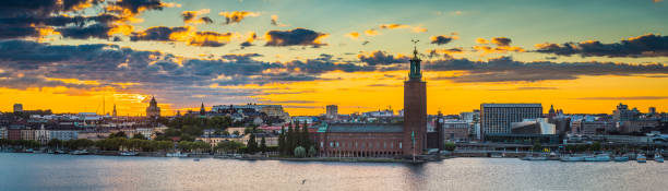 puesta de sol de estocolmo sobre el ayuntamiento riddarfjarden paisaje urbano frente al mar paisaje urbano suecia - riddarfjarden fotografías e imágenes de stock