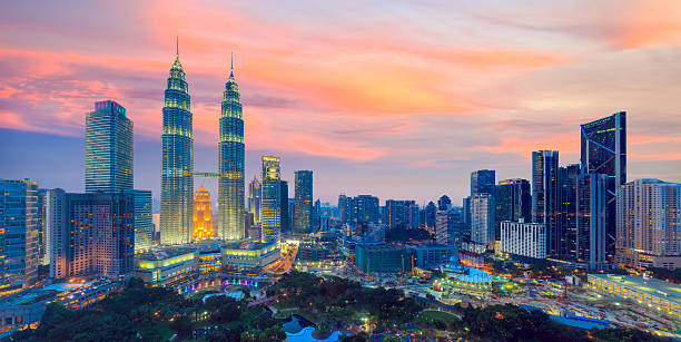 kuala lumper skyline at twilight - kuala lumpur stok fotoğraflar ve resimler