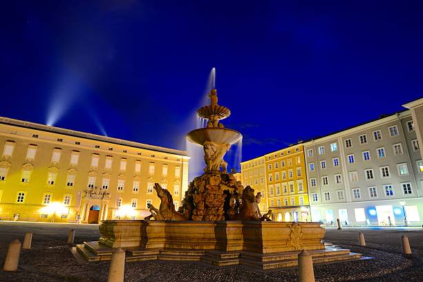 istock Residence Square and fountain at night 589103074