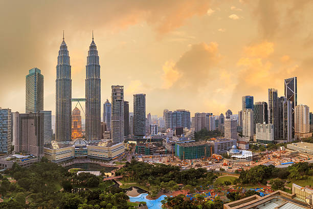 istock Kuala Lumper skyline at twilight 589105046