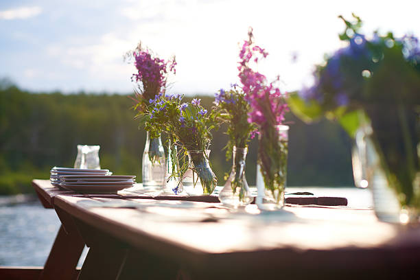 tabella con fiori - place setting table flower dining foto e immagini stock