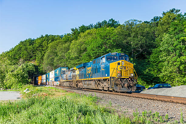 csx stack treno esce tunnel sulla east coast river line - diesel locomotive foto e immagini stock