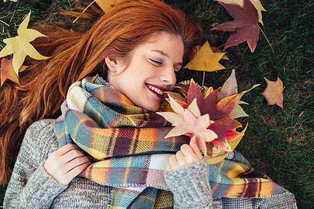 me encanta el otoño, sobre todo - autumn women leaf scarf fotografías e imágenes de stock