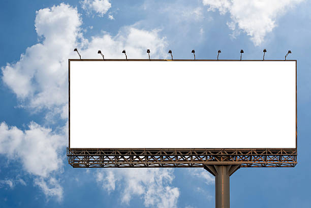 panneau d’affichage vide avec ciel bleu pour affiche publicitaire extérieure - road sign sign blue blank photos et images de collection