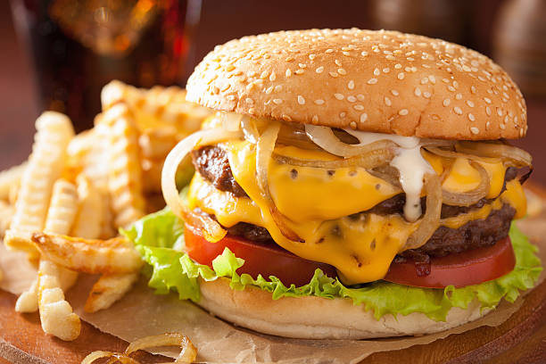 hamburguesa con queso y tomate y doble con cebolla - hamburger burger symmetry cheeseburger fotografías e imágenes de stock