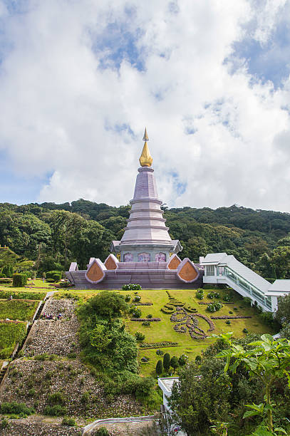 le stupa phra mahathat naphamethanidon à doi inthanon, le hig - hig up photos et images de collection