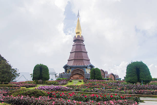 le stupa phra mahathat naphamethanidon à doi inthanon, le hig - hig up photos et images de collection