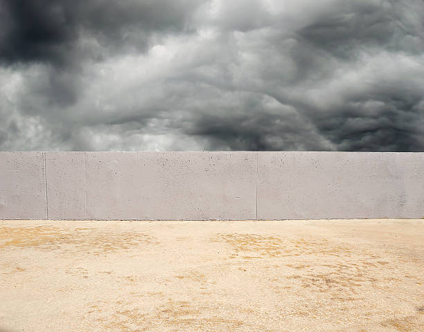 istock wall in a stormy day 589122692