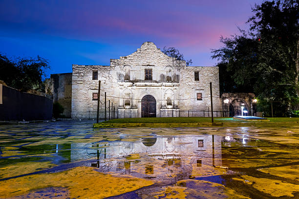 das historische alamo, den san antonio, texas. - travis county stock-fotos und bilder