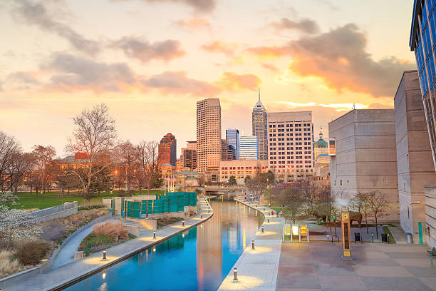 skyline del centro di indianapolis - indianapolis skyline cityscape indiana foto e immagini stock