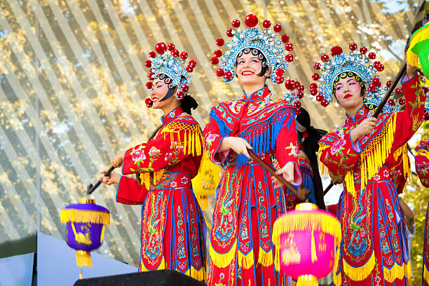 dance com lanternas. - performer theatrical performance stage china - fotografias e filmes do acervo