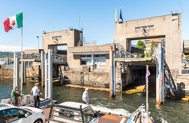 annäherung hafen von verbania intra mit fähre. - intra coastal stock-fotos und bilder