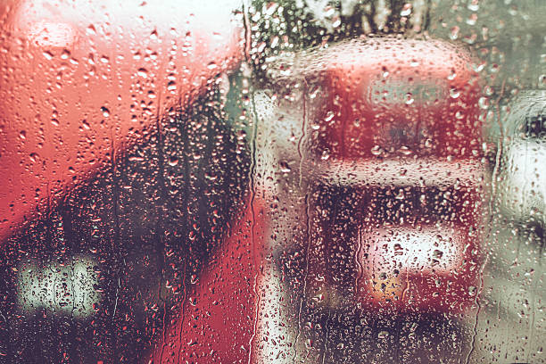 autobus rossi a due piani - london in the rain foto e immagini stock