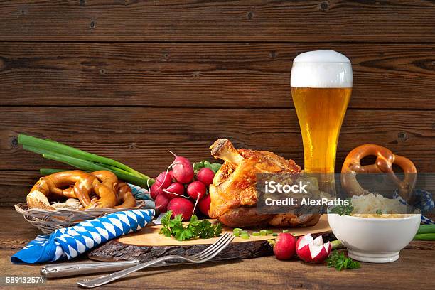 Schweineknöchel Mit Bier Und Sauerkraut Stockfoto und mehr Bilder von Bier - Bier, Breze, Aufschlagen - Sport