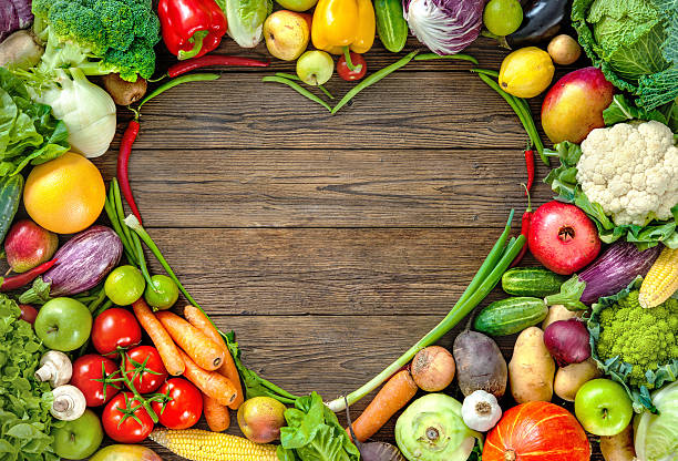assortimento di fruiste fresche e verdure a forma di cuore - table ingredient gardening agriculture foto e immagini stock