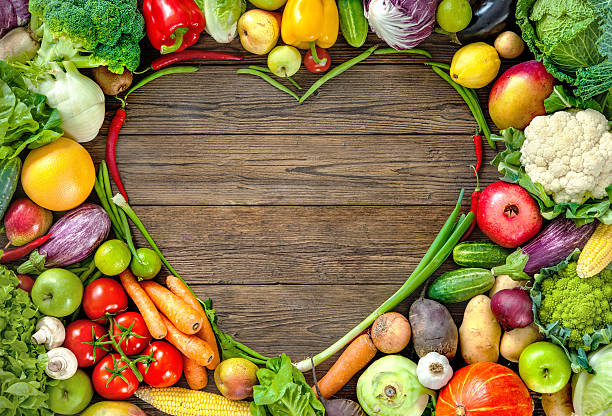 assortment of  fresh fruist and vegetables in heart shape - table ingredient gardening agriculture imagens e fotografias de stock