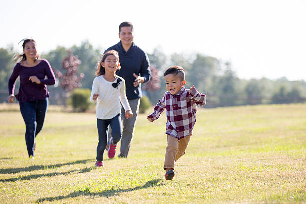 família a passar tempo ao ar livre - asian ethnicity child four people couple imagens e fotografias de stock