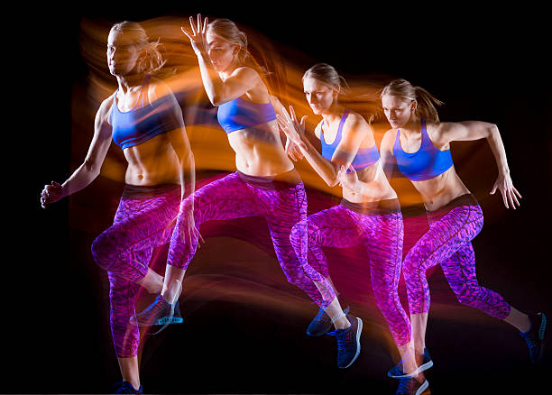 atleta mujer practicando inicio - stroboscopic image fotografías e imágenes de stock