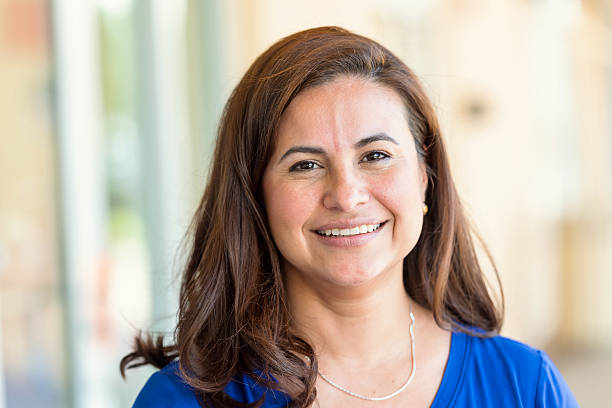 mature hispanic woman - latijns-amerikaanse-etniciteiten-fotos stockfoto's en -beelden