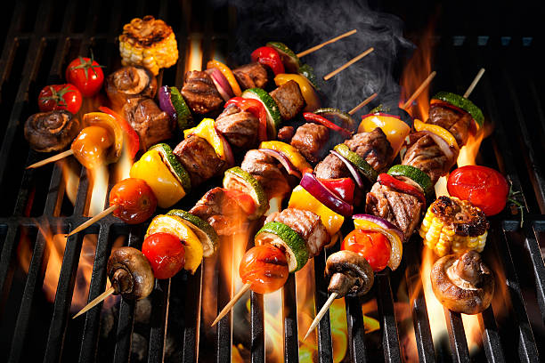 kebabs de carne com legumes na grelha flamejante - barbecue grill broiling barbecue vegetable - fotografias e filmes do acervo