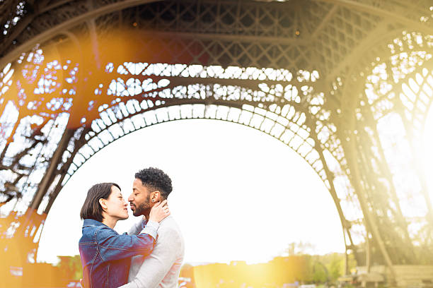 romantic couple eiffel tower paris france - paris france eiffel tower love kissing imagens e fotografias de stock