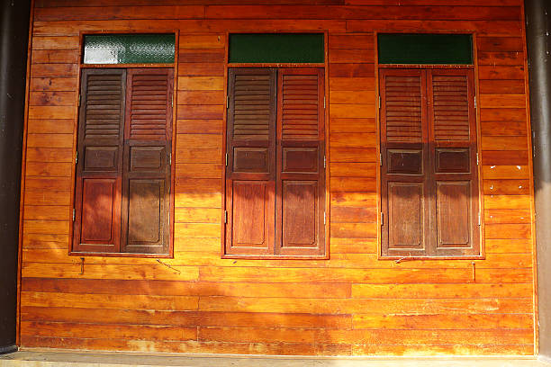 finestra in legno - mullion windows foto e immagini stock