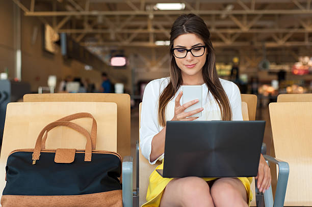 항공 여행 컨셉과 현대 기술 - airport women waiting business travel 뉴스 사진 이미지