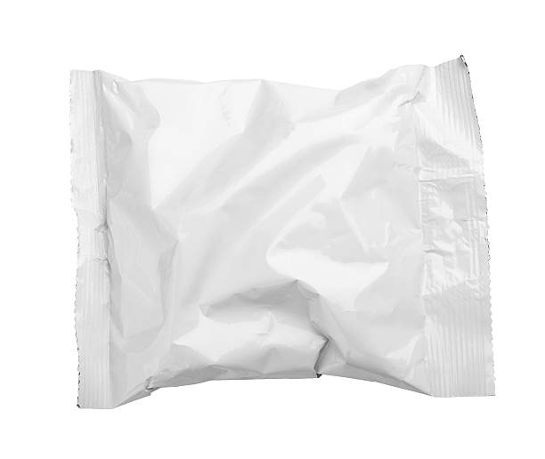흰색에 빈 구겨진 플라스틱 식품 포장의 상단 보기 - packaging bag blank plastic 뉴스 사진 이미지