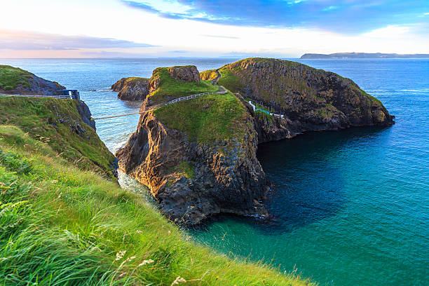 cuerda carrick-a-rede en irlanda del norte - carrick a rede fotografías e imágenes de stock