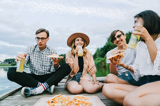 amigos comendo pizza - couple dinner summer sunlight - fotografias e filmes do acervo