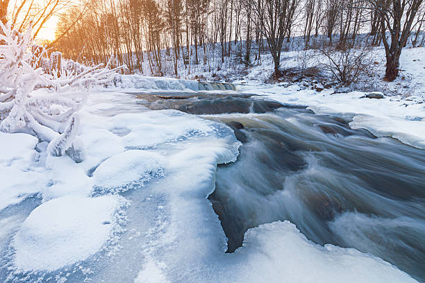 зимний поток на закате - winter sunset stream snow стоковые фото и изображения