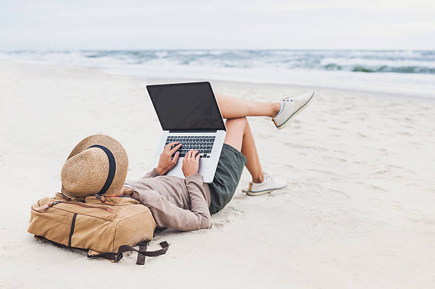 junge frau mit laptop am strand - beach ideas stock-fotos und bilder