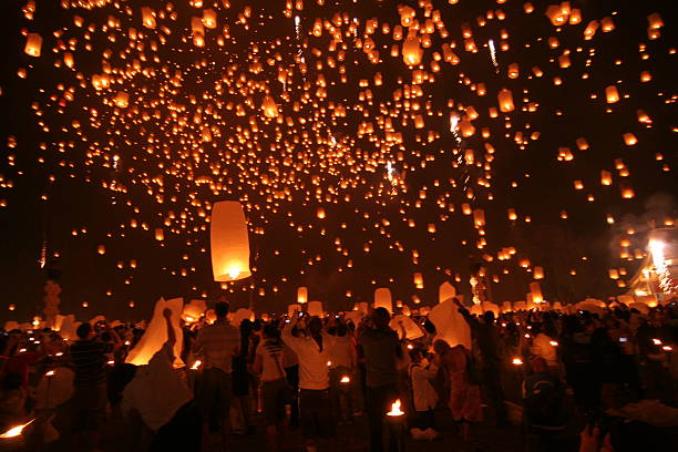 voando no céu yeepeng festival da lanterna - indigenous culture famous place thailand bangkok - fotografias e filmes do acervo