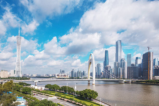 skyline der modernen stadt mit wolkenlandschaft in guangzhou - guangzhou stock-fotos und bilder