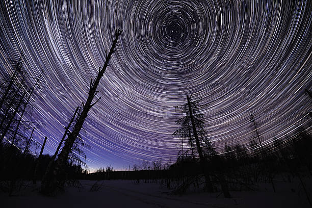 senderos de estrellas de invierno con polaris - star trail clear sky tranquil scene circle fotografías e imágenes de stock