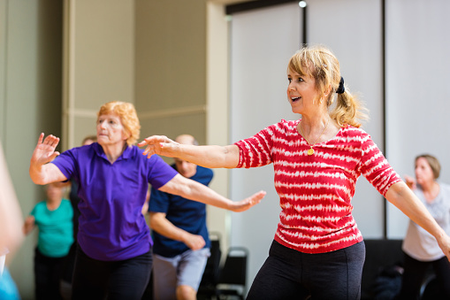 Las personas mayores activas toman clases de baile en el centro para personas mayores photo