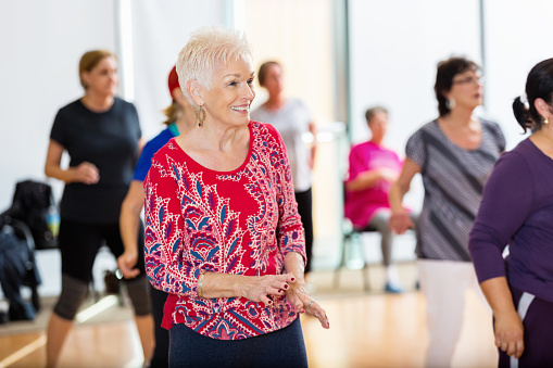 Mujer senior observa a instructora de baile en el centro para personas mayores photo