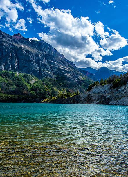 озеро сент-мэри в национальном парке глейс - montana british columbia glacier national park mountain mountain range стоковые фото и изображения