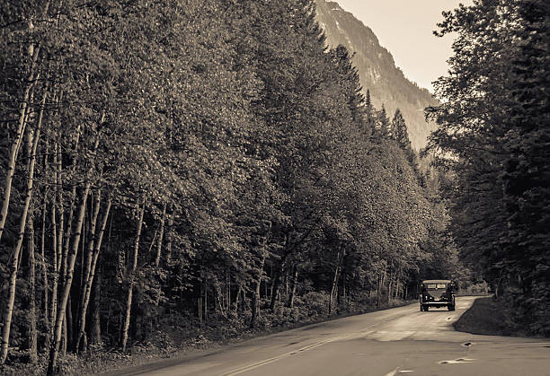 oldtimer-bus in glacier nationalpark - montana british columbia glacier national park mountain mountain range stock-fotos und bilder