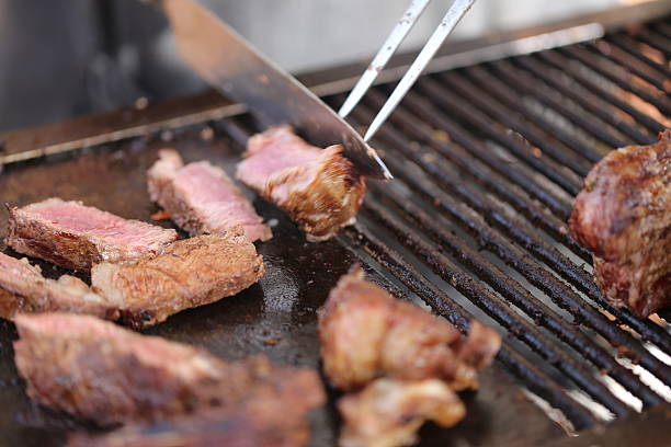 barbecue de viande avec des outils - steak argentina food silverware photos et images de collection