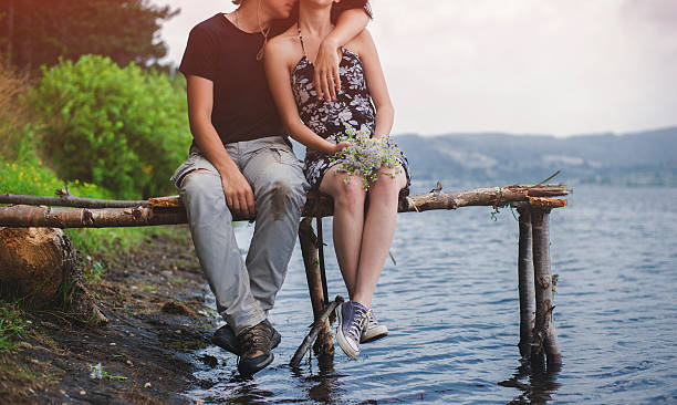 romance au bord du lac - attractive couple photos et images de collection