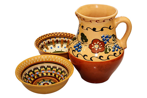 伝統的な色の陶器。陶磁器の食器を塗った。 - plate ceramics pottery isolated ストックフォトと画像