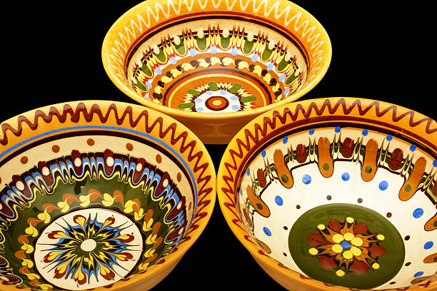 伝統的な色の陶器。塗装セラミックプレート。 - plate ceramics pottery isolated ストックフォトと画像