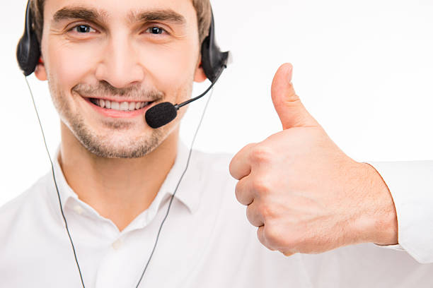 istock agent consulting clients on the phone 589451190