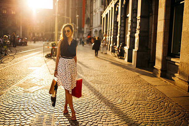 암스테르담에서 걷고 쇼핑하는 젊은 여성 - fashion fashion model women skirt 뉴스 사진 이미지