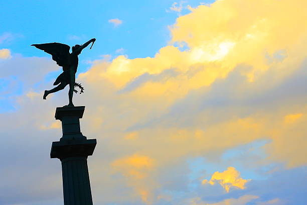 engel und siegeskrone, dramatischer sonnenuntergang, friedhof von recoleta - contemplation sunset eternity thinking stock-fotos und bilder